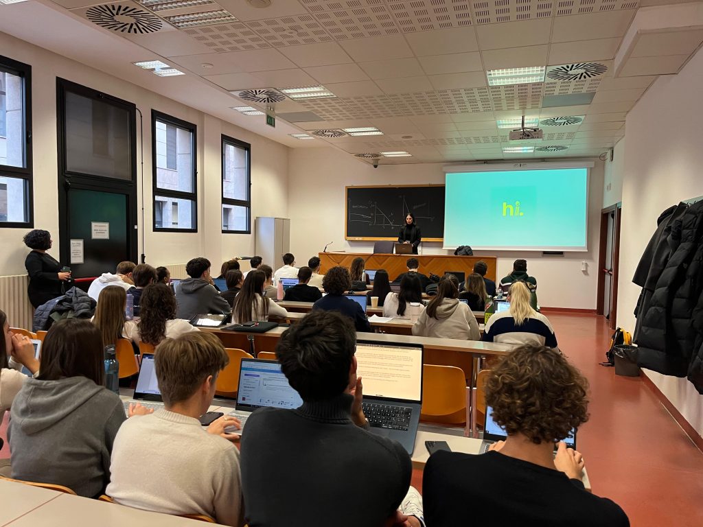 Uno scatto dalla lezione che ho tenuto all'Università di Firenze portando il nostro rebranding come caso studio per gli studenti e le studentesse. 