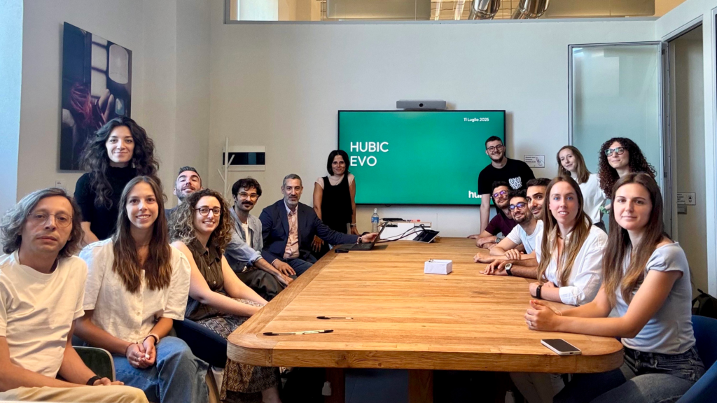 Team Hubic riunito attorno a un tavolo durante la sesta edizione di Hubic Evo che si è tenuta negli spazi di Nana Bianca a Firenze. Hubic Evo è l’evento interno per condividere strategie, obiettivi e visioni aziendali.