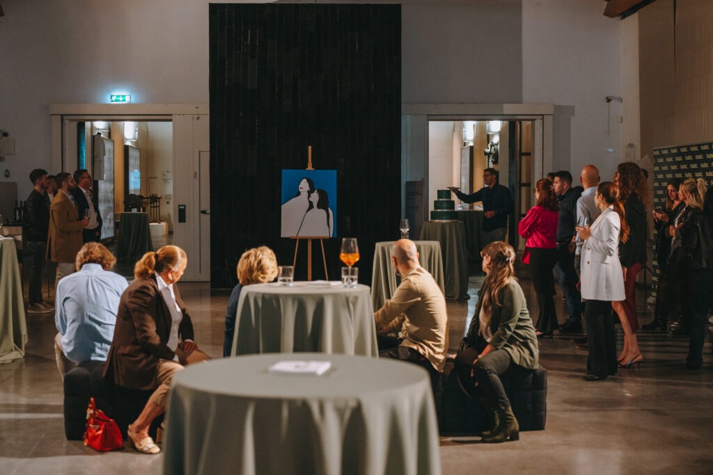 Il quadro di Jacq "L'abbraccio" poco dopo la sua presentazione durante il Party of the Decade, la festa per i nostri primi dieci anni